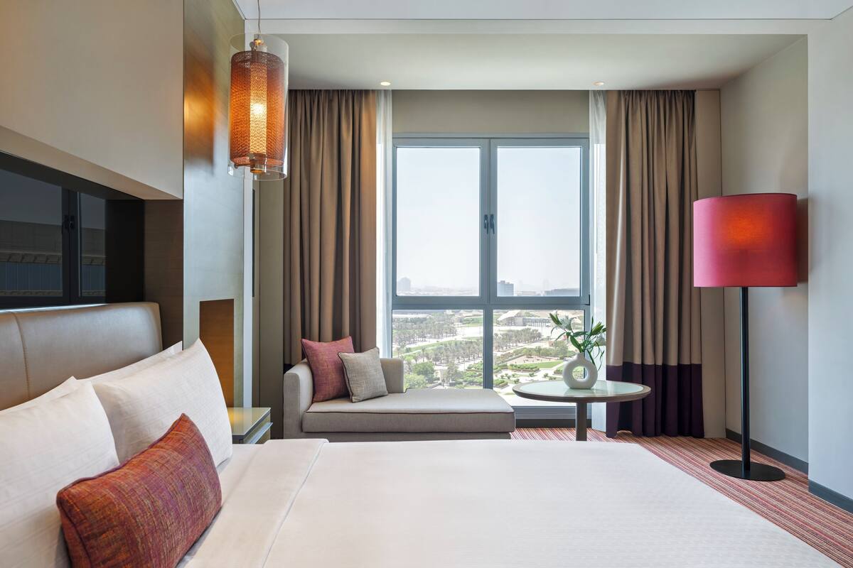 Rom, 1 kingsize-seng (Guest - Lounge Access) | Dundyner, minibar, safe på rommet og skrivebord