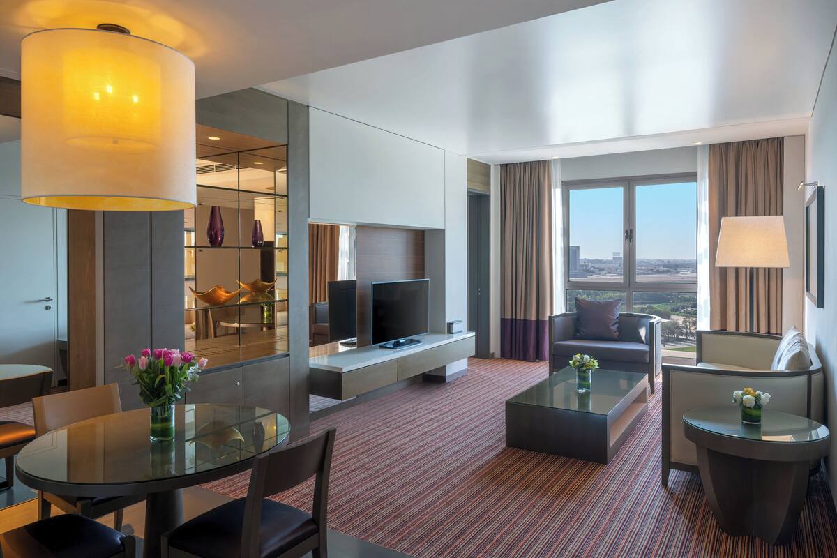 Club Suite, 1 Bedroom (King Bed - Lounge Access) | Down comforters, minibar, in-room safe, desk