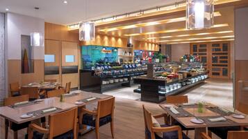 PÀivittÀinen buffetaamiainen (125 AED per henkilö)