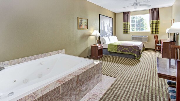 Suite, 1 kingsize-seng, ikke-røyk, massasjebadekar | Memory foam-senger, blendingsgardiner og strykejern/-brett
