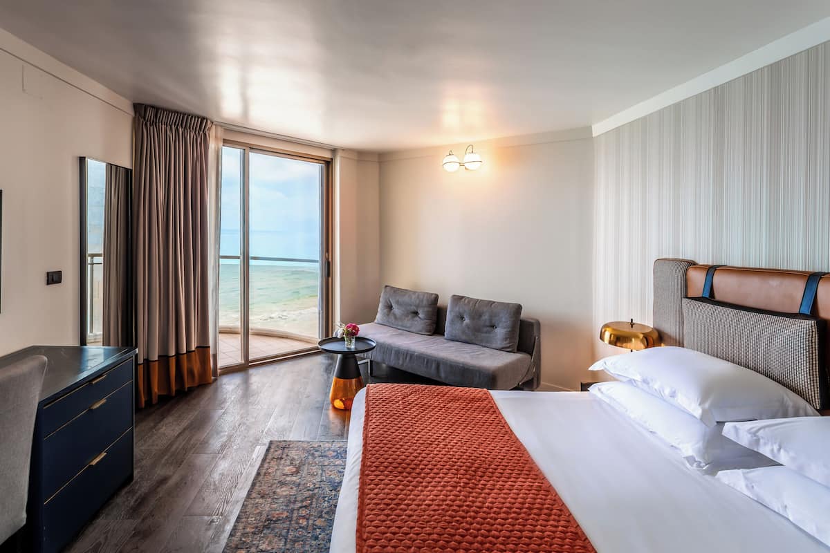 Deluxe Double Room, Balcony, Sea View | 1 bilik tidur, bar mini, peti besi dalam bilik