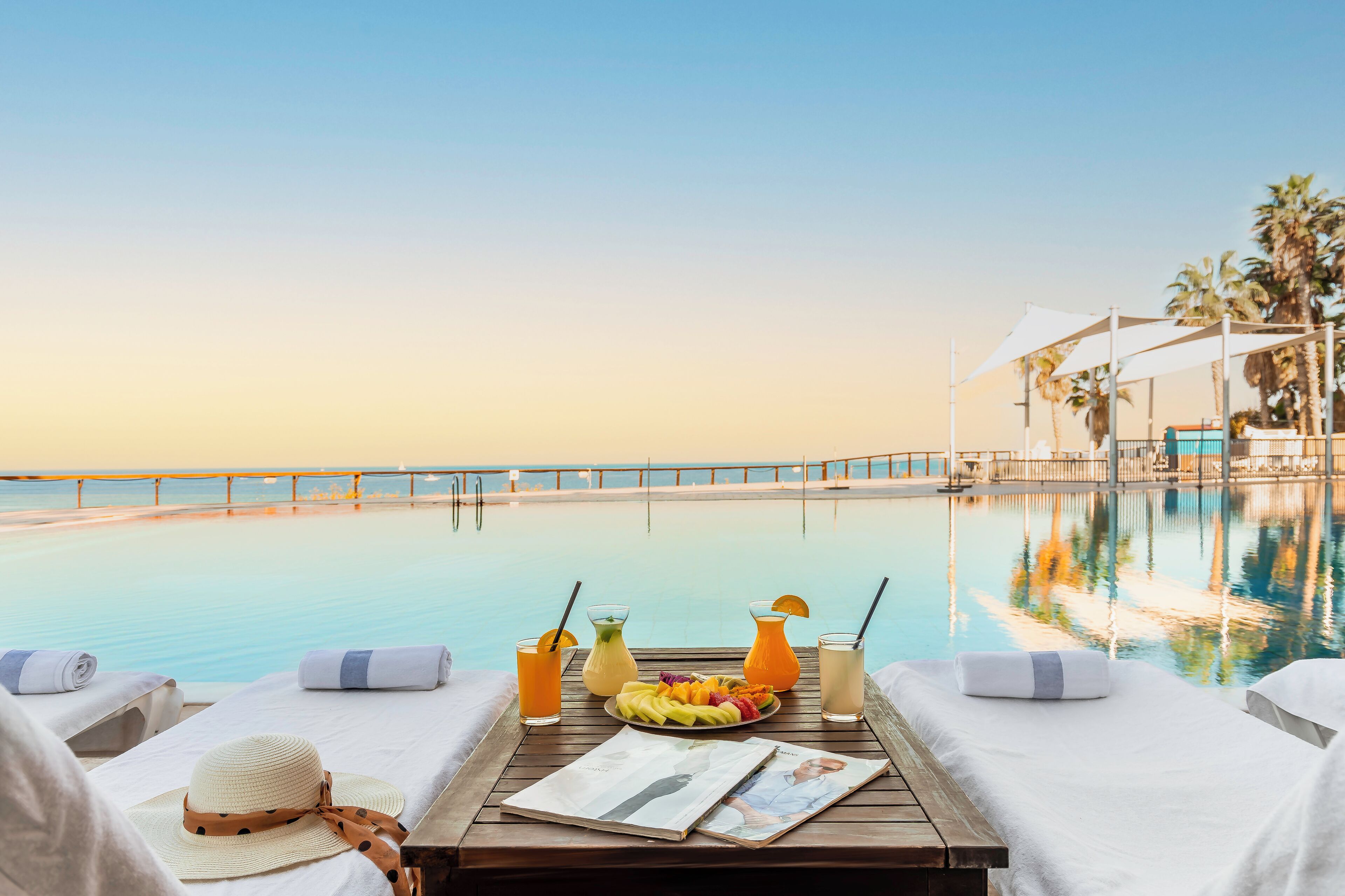 Innendørsbasseng, sesongbasert utendørsbasseng og bassengparasoller