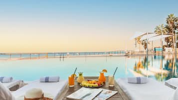 Una piscina cubierta, una piscina al aire libre de temporada, sombrillas