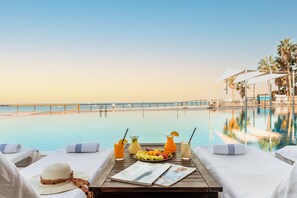 Een binnenzwembad en een seizoensgebonden buitenzwembad