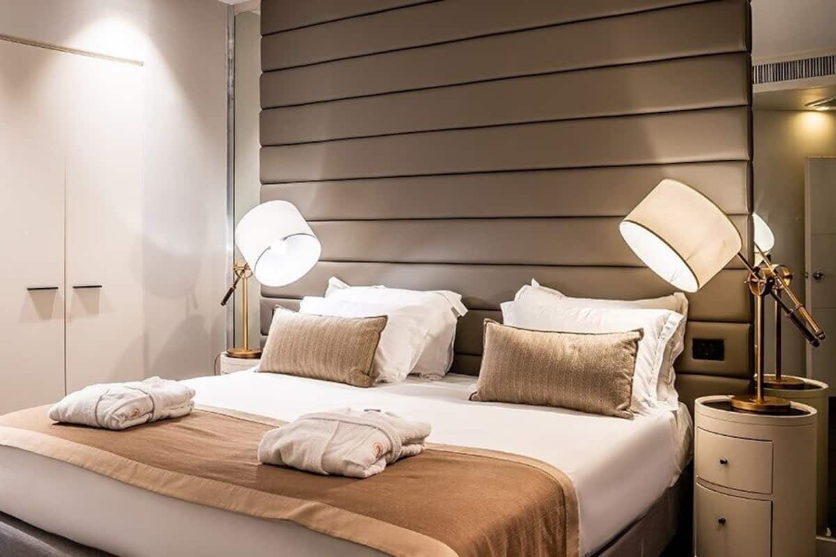 Suite, Garden Area | 1 bilik tidur, bar mini, peti besi dalam bilik