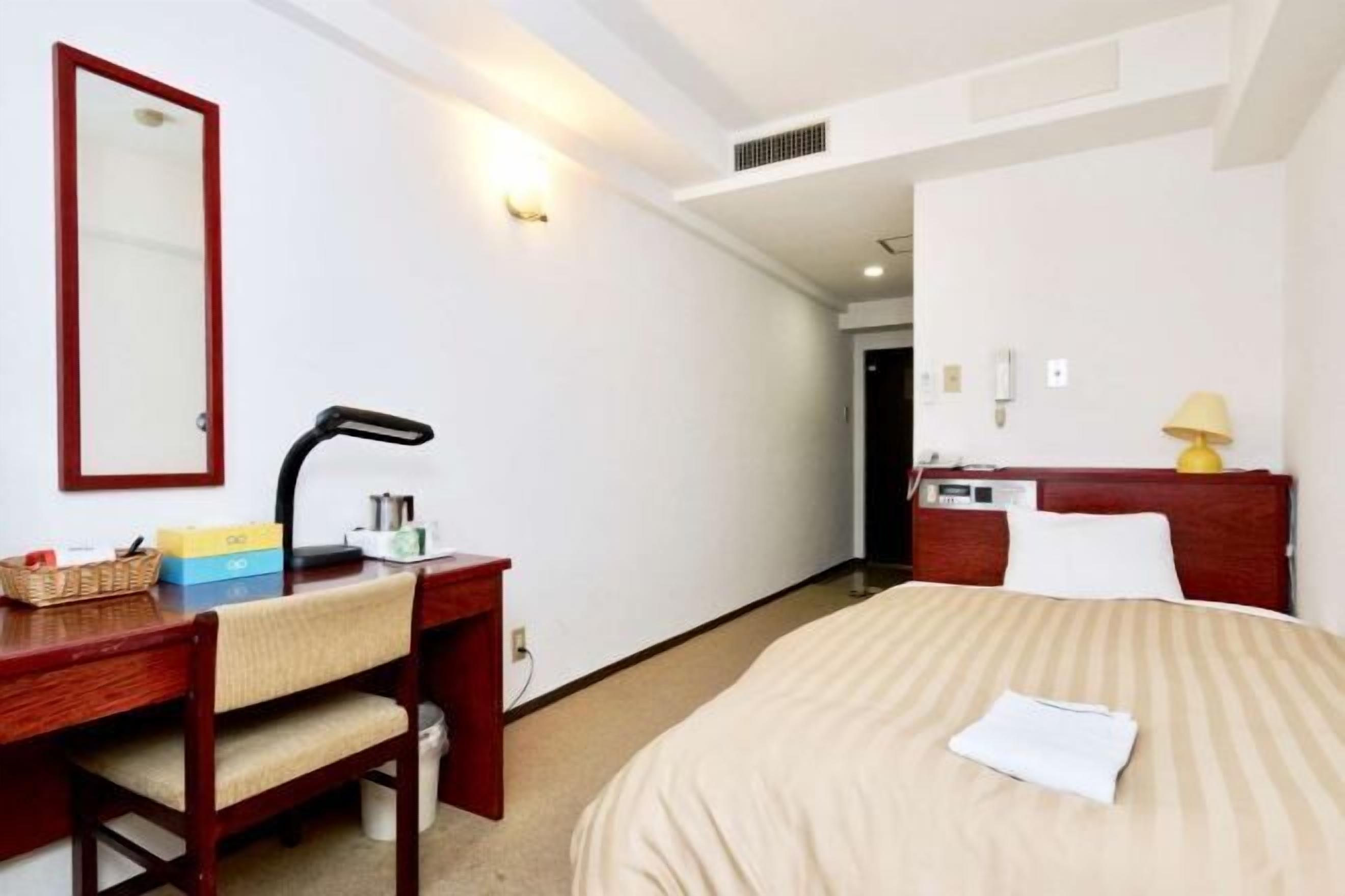 Dundyner, skrivebord, skrivebord for bærbar PC og blendingsgardiner