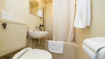 Chambre Triple, 3 chambres, fumeurs | Salle de bain | Ensemble douche/baignoire, articles de toilette gratuits, sèche-cheveux
