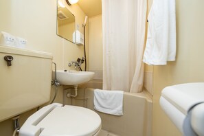 [Smoking] Triple Bed Room | Bathroom | Combined shower/bathtub, free toiletries, hair dryer, slippers