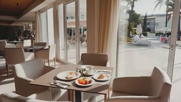Daily buffet breakfast (EUR 11.55 per person)