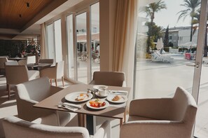 Dagelijks ontbijtbuffet (EUR 11.55 per persoon)