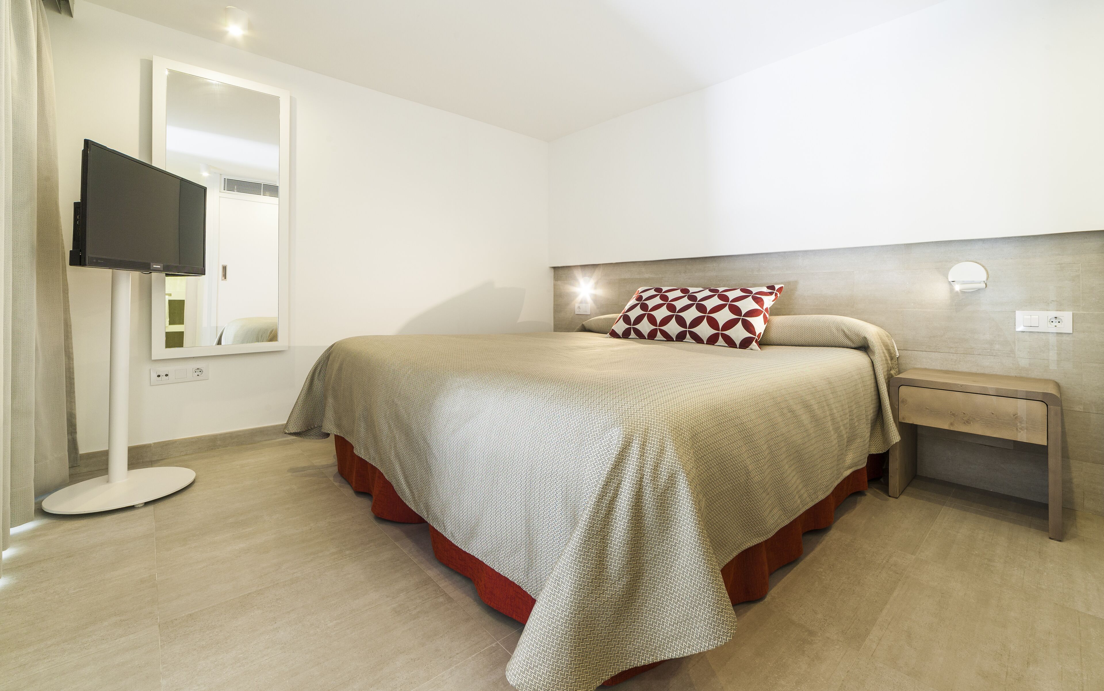 1 bedroom, in-room safe, desk, blackout curtains