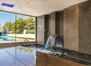 Indoor spa tub