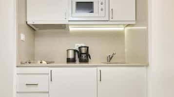 Studio, Balcony | Private kitchen | Mini-fridge, microwave, coffee/tea maker, electric kettle