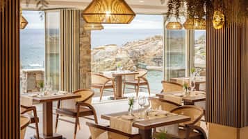 3 restaurants, serveren ontbijt