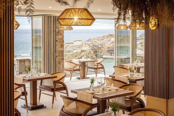 3 restaurants; breakfast, lunch, and dinner served