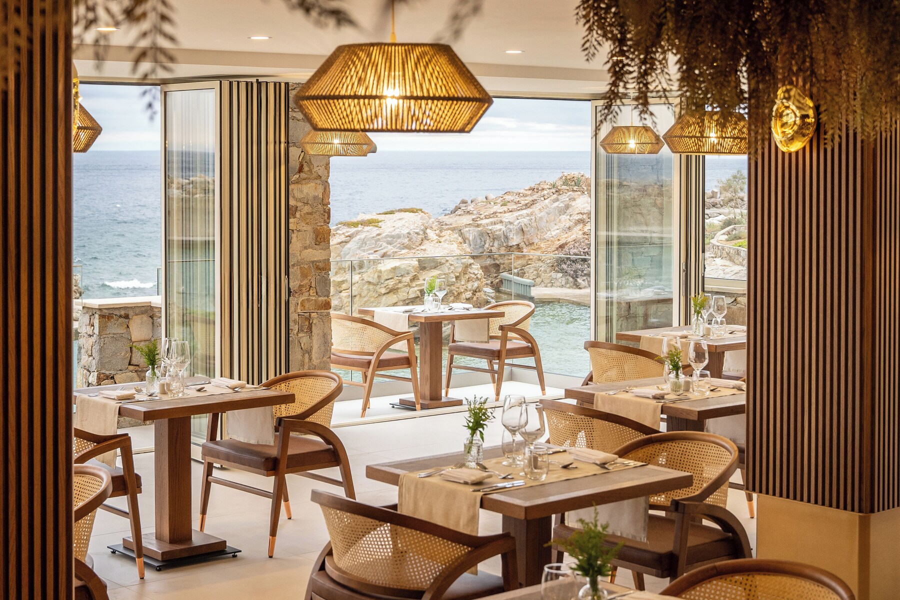 3 restaurants; breakfast, lunch and dinner served 