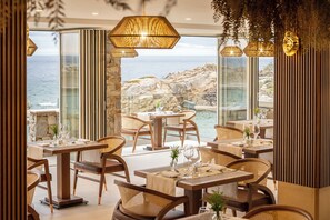 3 restaurants; breakfast, lunch, and dinner served