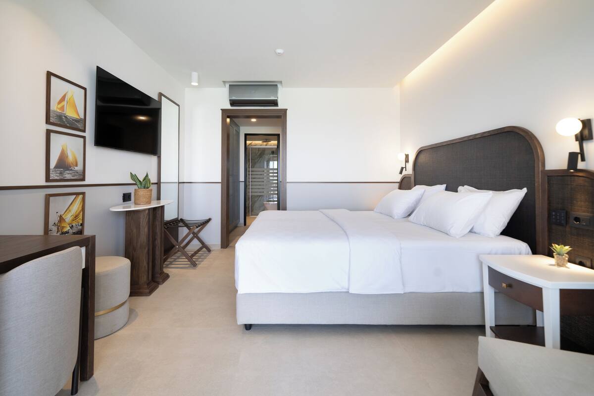 Minibar, in-room safe, desk, blackout drapes