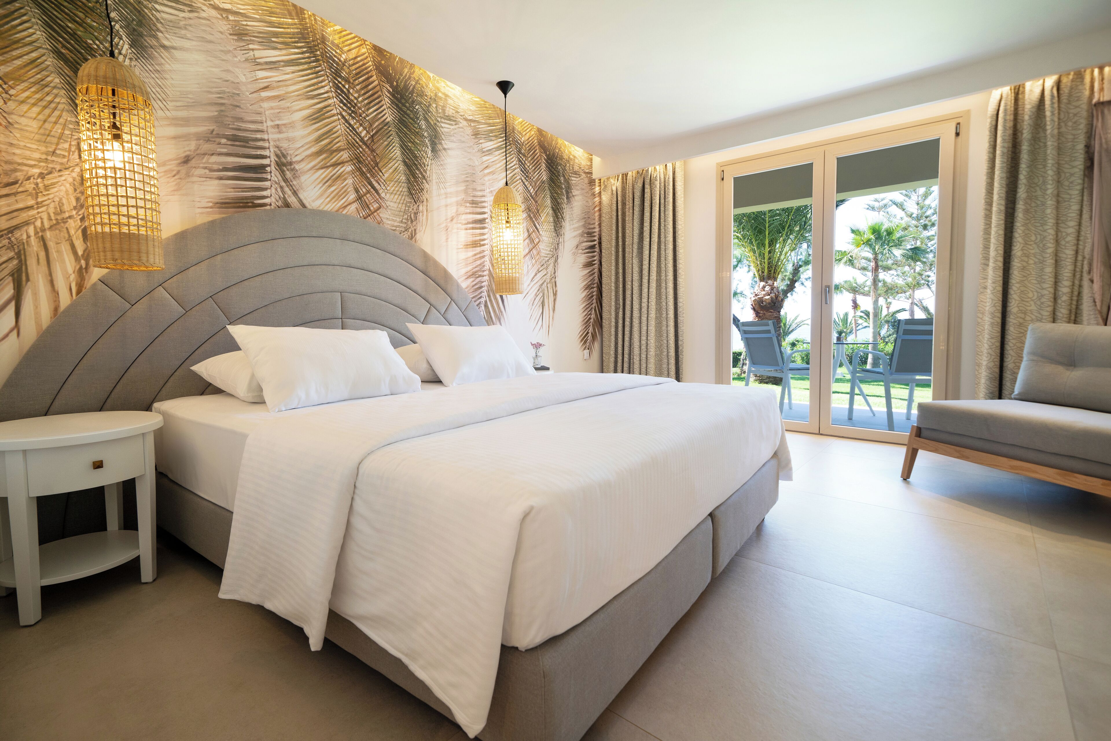 Minibar, Zimmersafe, individuell dekoriert, individuell eingerichtet