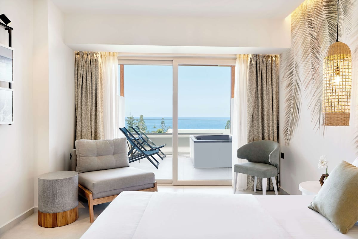 standard double room, sea view (with whirlpool) | minibar, in-room safe, individually decorated, individually furnished