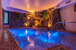 2 piscinas techadas, una piscina al aire libre