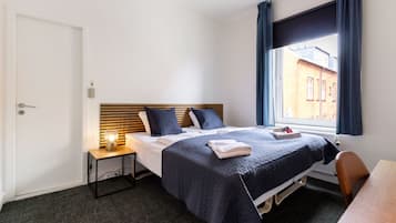 Hypo-allergenic bedding, desk, free WiFi, bed sheets