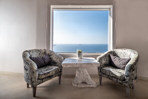 Athermi Suite - Outdoor Jacuzzi & Sunset View | 部屋からの景観