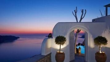 Private Pool Suite - Indoor Jacuzzi & Sunset View | Terrace/patio