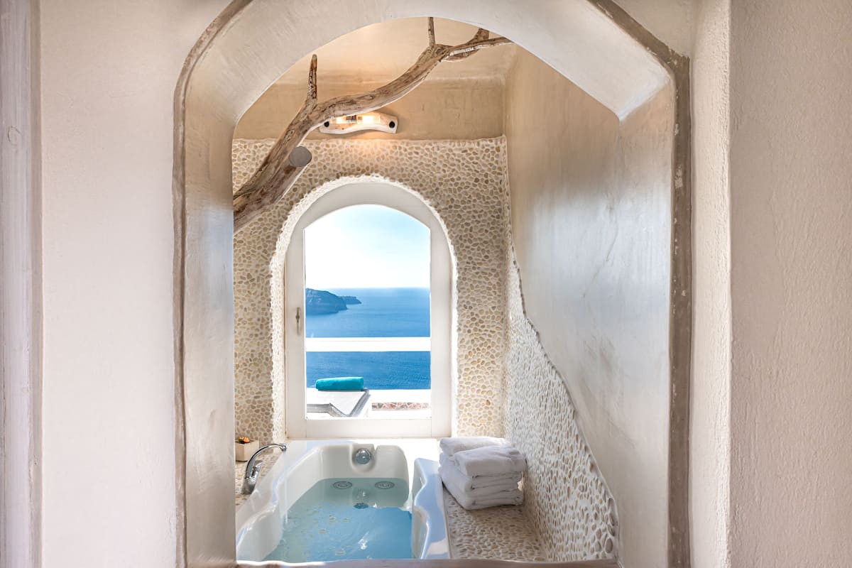 Honeymoon Suite, Jetted Tub (Indoor) | Bathroom | Shower, eco-friendly toiletries, hair dryer, slippers