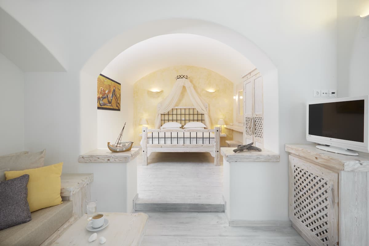 Suite, Private Pool | Egyptian cotton sheets, minibar, in-room safe, soundproofing