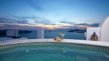 Athermi Suite - Outdoor Jacuzzi & Sunset View | Vistas desde la habitación