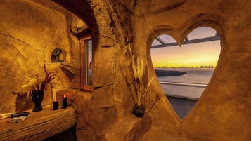 Honeymoon Suite Sunset View | Phòng tắm | Buồng tắm vòi sen, đồ dùng nhà tắm thân thiện với môi trường