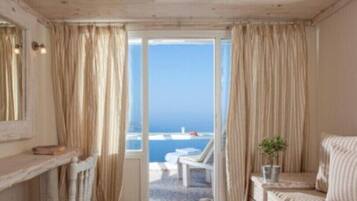 Honeymoon Suite Sunset View | Opholdsområde | LED-tv