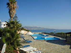 Piscina externa, funciona das 8h às 20h, espreguiçadeiras