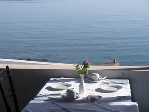 Breakfast, lunch, dinner served; Greek cuisine