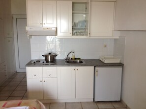 Fridge, stovetop, electric kettle, cookware/dishes/utensils - Gikas Apartments (Karystos)