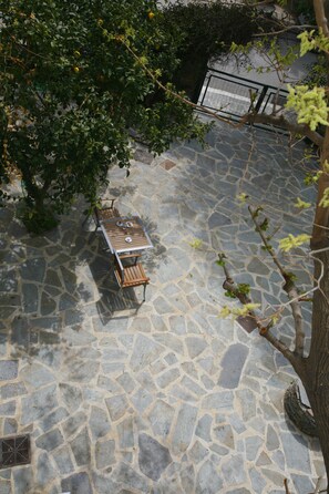 Courtyard - Gikas Apartments (Karystos)