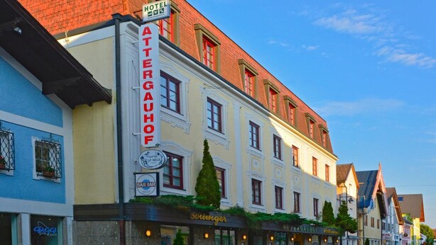 Een hotel met een gevel waarop de tekst "HOTEL" en "ATTERGAUOF" staat.