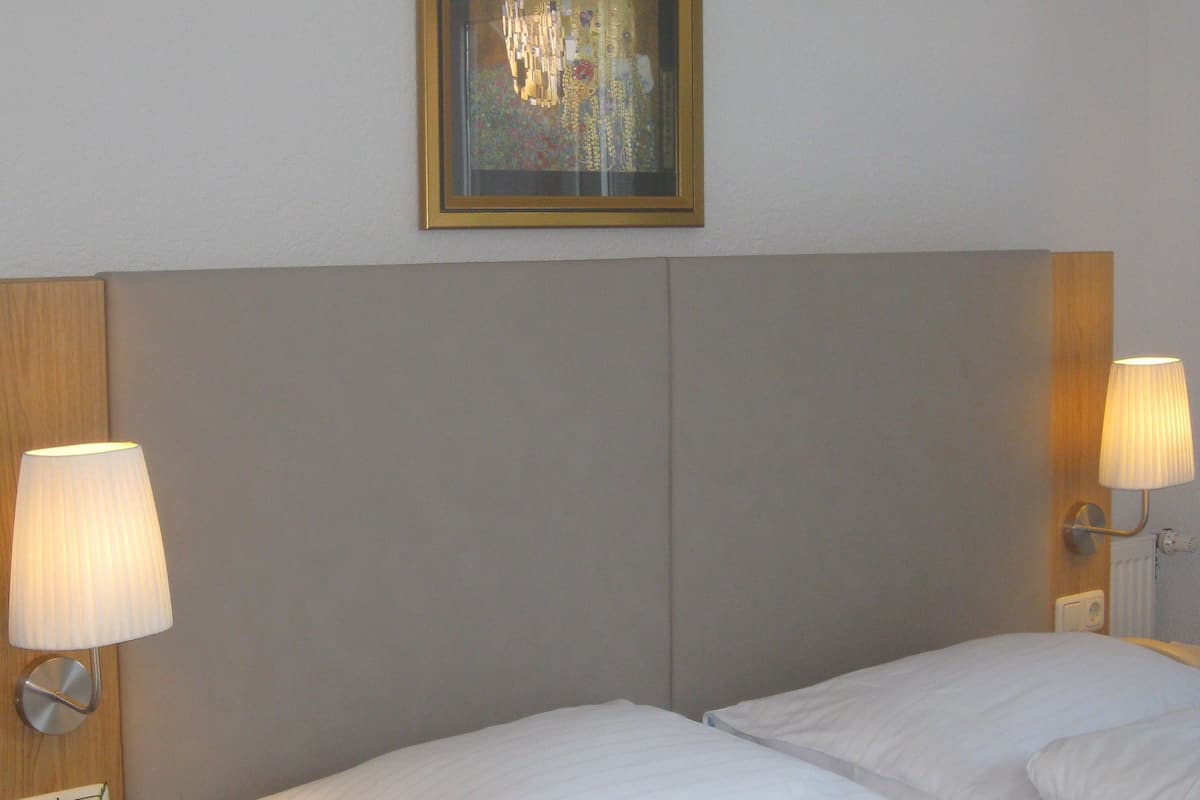Tweepersoonskamer | Luxe beddengoed, een kluis op de kamer, een bureau, geluiddichte muren