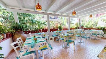 Petit déjeuner buffet compris tous les jours