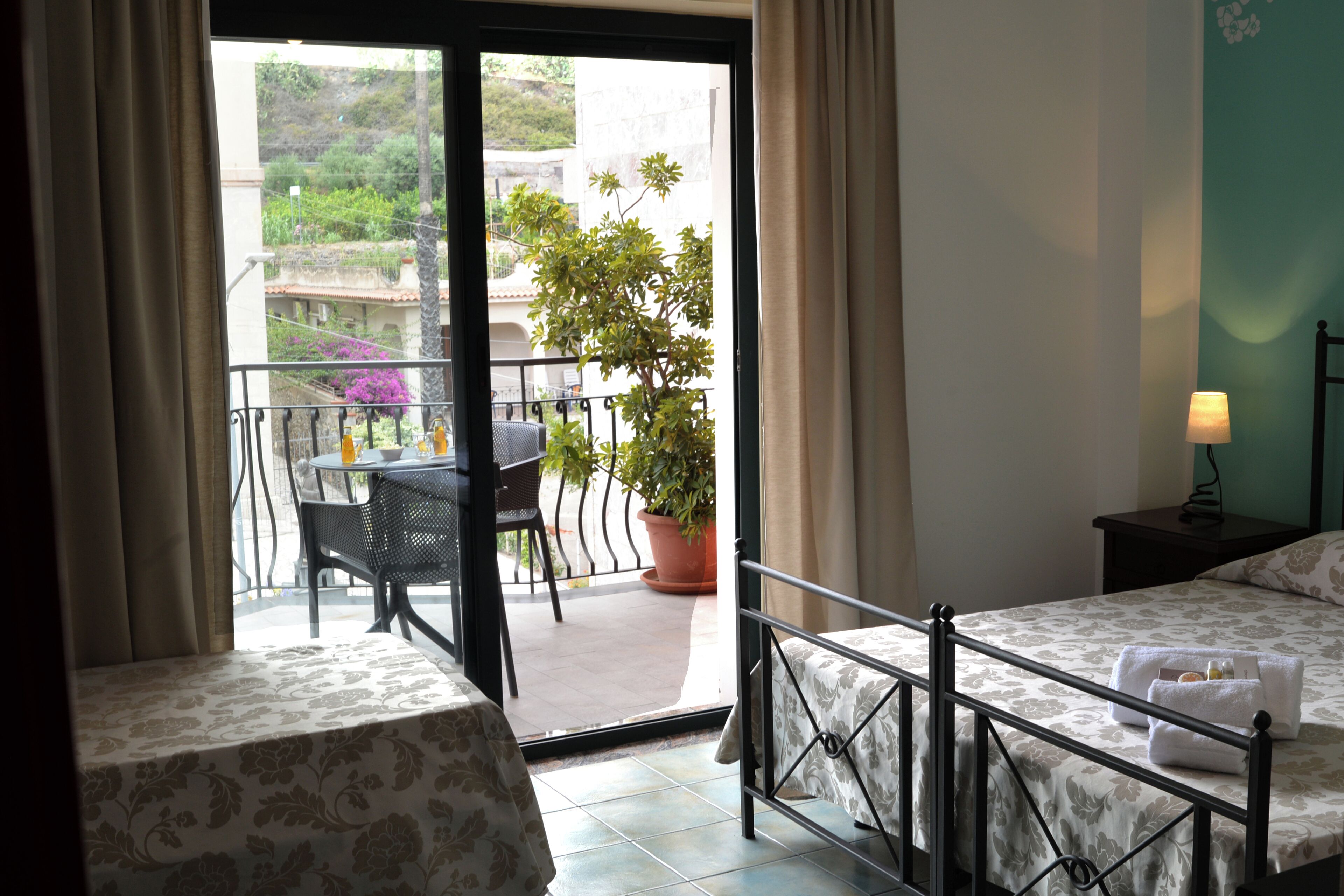 triple room | pillow-top beds, minibar, in-room safe, desk