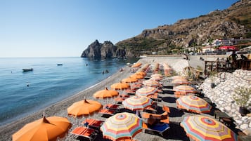 Plage privée à proximité, chaises longues, parasols