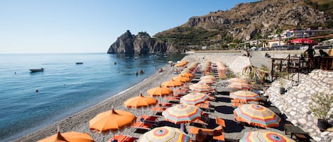 Privéstrand vlakbij, ligstoelen aan het strand, parasols