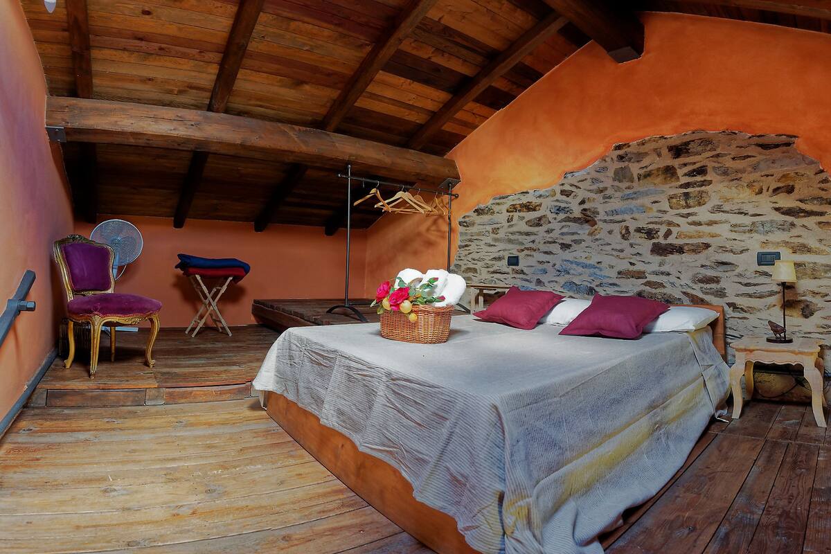 Comfort Duplex, 1 Queen Bed with Sofa bed, Kitchenette, Mountain View