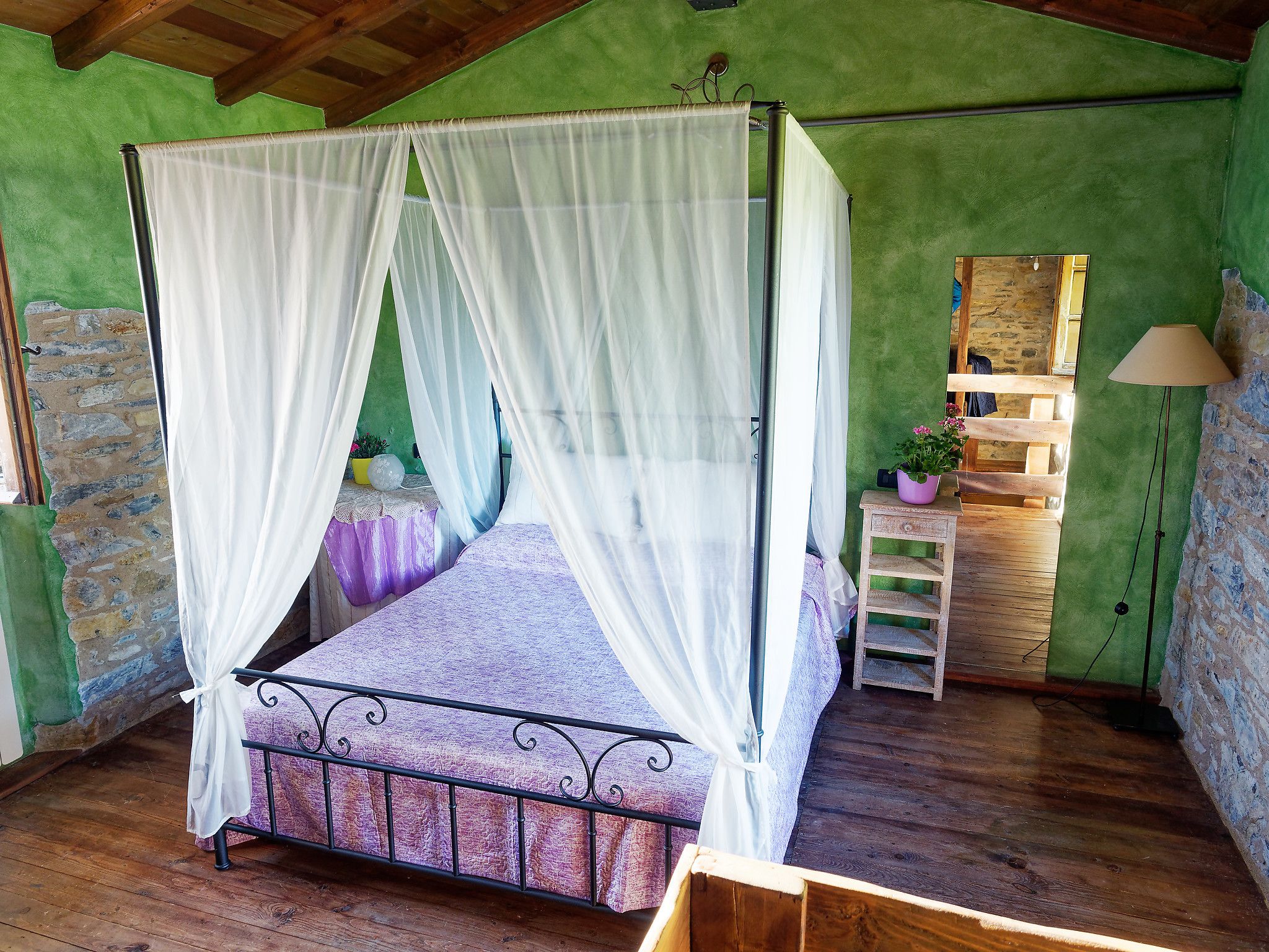 Comfort Duplex, 1 King Bed, Kitchenette, Courtyard View