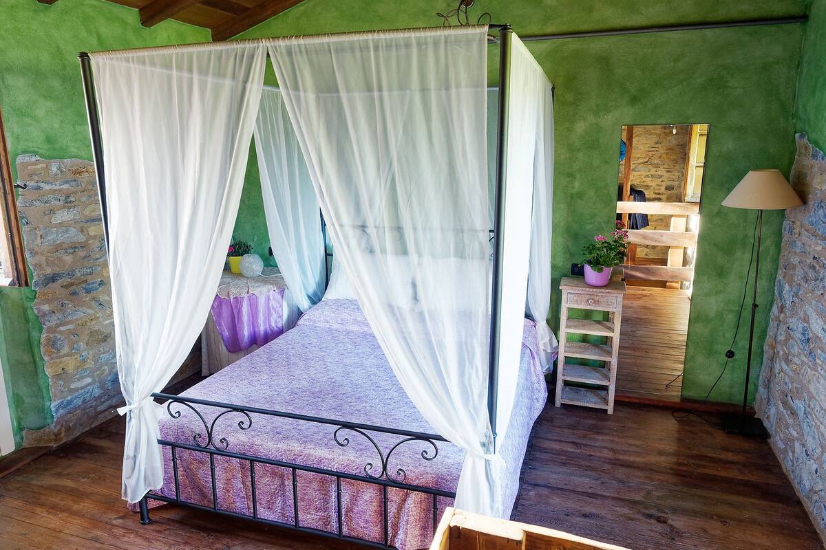 Comfort Duplex, 1 King Bed, Kitchenette, Courtyard View