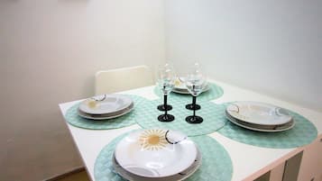 Apartment, 2 Bedrooms, Kitchen (Opera 2) | In-room dining