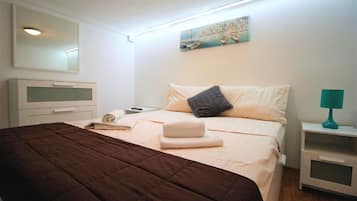 Departamento, 2 habitaciones, cocina (Opera 2) | Edredón, tabla de planchar con plancha, wifi gratis y ropa de cama