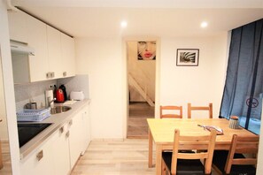 Appartement, 3 chambres, cuisine (Opera 1) | Cuisine privée | Réfrigérateur, four à micro-ondes, un four, surface de cuisson