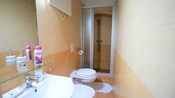 Apartment, 2 Bedrooms, Kitchen (Opera 2) | Bathroom | Free toiletries, hair dryer, bidet, towels